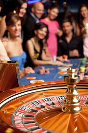 tinder88 platform interface showing slot games and live-dealer tables